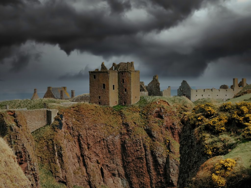 Dunnottar Castle: Dark Deeds and Desperate Defences